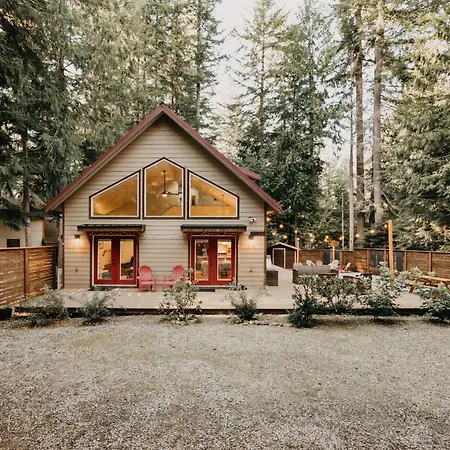 Mt Baker Rim Cabin 24 - Hot Tub, Wifi, Air Conditioning, Sleeps 8